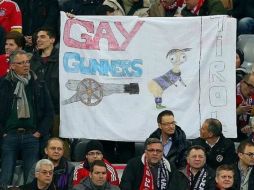 La imagen de Mesut Özil en la pancarta que causa el castigo. Twitter: @BlitzQuotidiano. ESPECIAL /