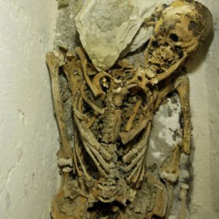 Descubren sarcófago y momia de un sacerdote faraónico