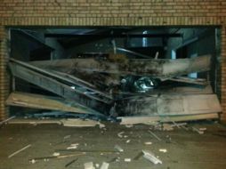 La vivienda resulta con daños en su portón y en dos vehículos estacionados. Foto: PGJ de Tamaulipas. ESPECIAL /