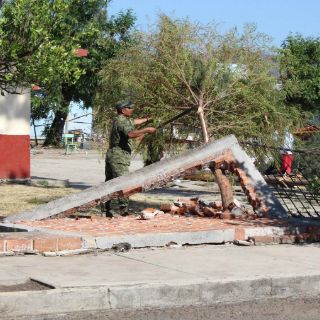 Atienden afectaciones tras tornado en Michoacán