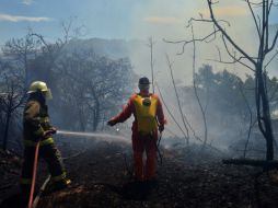 Los 'tragahumos', sofocaron el fuego y evitaron que llegara a la zona habitacional.  /