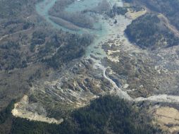 El deslave causa afectaciones en 49 casas, una carretera y parte del río Stillaguamish. AP /