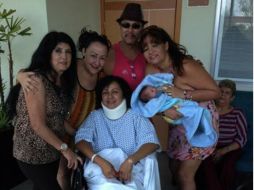 Katy Casandra Castellanos y su mamá Martha Rodríguez, salieron de un nosocomio particular, donde estaban recibiendo atenciones médicas. ESPECIAL /