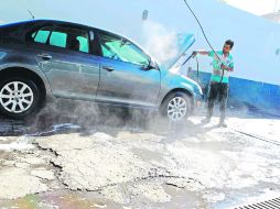 Limpieza en entredicho. Entre las empresas más susceptibles a incumplir la norma ambiental sobresalen los autolavados.  /