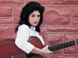 Lily afshar ha sido tres veces ganadora de los premios anuales 'Premier Guitarrista' otorgado por en Estados Unidos. ESPECIAL /