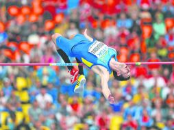 Como si nada. Bohdan Bondarenko es de los atletas que han logrado instalarse por encima de los 2.40 metros en el salto de altura. ESPECIAL /