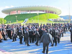 En la imagen se ve a policías de Zapopan, previo a un juego en el Omnilife, los municipales contarán con refuerzos estatales.  /