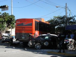 Las unidades causaron daños a la finca, al camion de personal y a una camioneta estacionada afuera de la tienda.  /