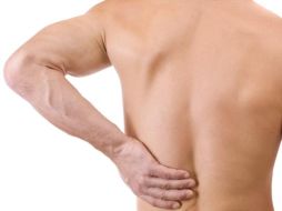 Las personas entre 35 y 65 años de edad integran el  mayor grupo de riesgo de padecer dolor de espalda. ARCHIVO /