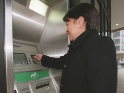 El atacante instala Ploutus en el cajero automático y conecta un teléfono móvil al equipo con un cable USB. ARCHIVO /