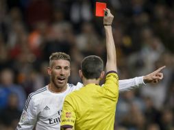Ramos y varios de sus compañeros expresaron su molestia contra el árbitraje del último partido. EFE /