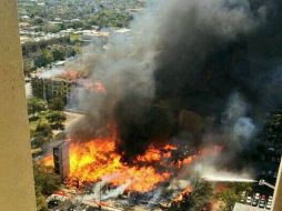 El fuego se inicia alrededor de las 12:30 horas, en el número 2400 de West Dallas, cerca de Montrose. AP /