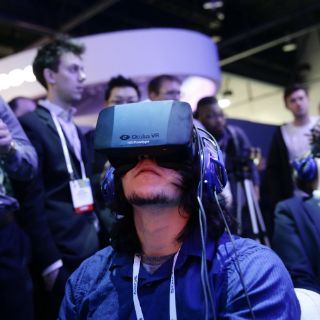 Facebook se aventura en la realidad virtual, compra Oculus