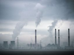 POLUCIÓN. Humo contaminante emana de chimeneas de la central térmica de Sofía, en Bulgaria. AFP /