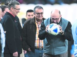 Salinas Pliego (izq) y Gustavo Guzmán (con el balón), tienen en su poder la decisión de apelar el veto del Jalisco o buscar nueva sede.  /