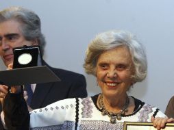 La escritora agradece la Medalla y subraya que 'amor con amor se paga'. EFE /