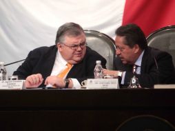 Agustín Carstens (i) comparece ante legisladores de la Cámara de Diputados. SUN /