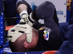 Con clara expresión de dolor, el arquero blaugrana dejó el partido. EFE /
