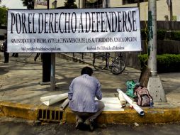 Los manifestantes colocan pancartas a las afueras de las instalaciones de la SEIDO por la liberación de Mora. SUN /