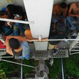 Migrantes mutilados por 'La Bestia' buscan reunión con Peña