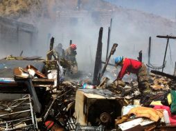 Varias casas de cartón resultaron afectadas por el fuego. ESPECIAL /