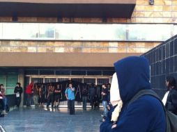 Manifestantes piden que no se desaloje el auditorio Che Guevara, tomado desde el pasado 3 de marzo. TOMADA DE @_Sinuhe  /