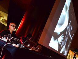El colectivo tijuanense Nortec, representado por el dueto Bostich + Fussible, musicalizó ante un público que llenó el Foro la cinta.  /