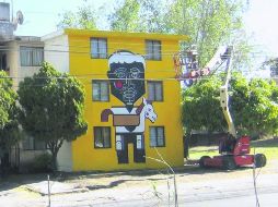 Nueva imagen. Este edificio de viviendas ya luce en su fachada el mural terminado. ESPECIAL /