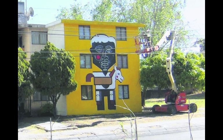 Nueva imagen. Este edificio de viviendas ya luce en su fachada el mural terminado. ESPECIAL /