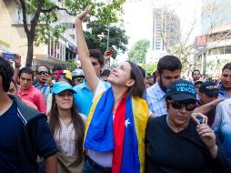 RECIBIMIENTO. Decenas de seguidores expresaron su apoyo a la diputada Corina Machado, tras llegar a Caracas. EFE /