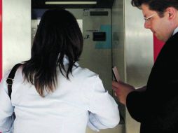 Atrasados. En México existen pocas terminales punto de venta de la banca. EFE /