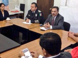 Jorge Morales Barud presenta a Iván René Hernández Salgado como nuevo mando policial de Cuernavaca. Foto: ‏@moralesbarud. ESPECIAL /