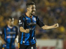 Los Gallos Blancos ganaron a Tigres a pesar de la dura situación extracancha. MEXSPORT /