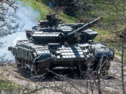 Un tanque ruso custodia la frontera de Crimea. La ONU no reconoce la anexión de esta a Rusia; pide a países miembros no hacerlo. AFP /