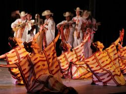 El Ballet Folklórico de México homenajea a su fundadora con una serie de cuadros coreográficos que enriquecen el evento. ARCHIVO /