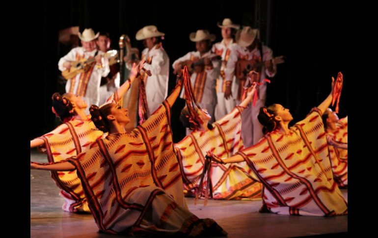 El Ballet Folklórico de México homenajea a su fundadora con una serie de cuadros coreográficos que enriquecen el evento. ARCHIVO /