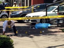 El presunto escolta quedó tirado sobre la acera. SUN /