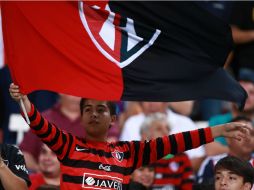 La sanción se da tras los actos de violencia protagonizados por la barra de las Chivas, además del sobrecupo en el Estadio Jalisco. ARCHIVO /