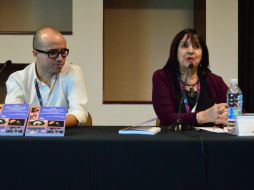 Annemarie Meier (d) y Gerardo Salcedo (i) dan a conocer la publicación.  /