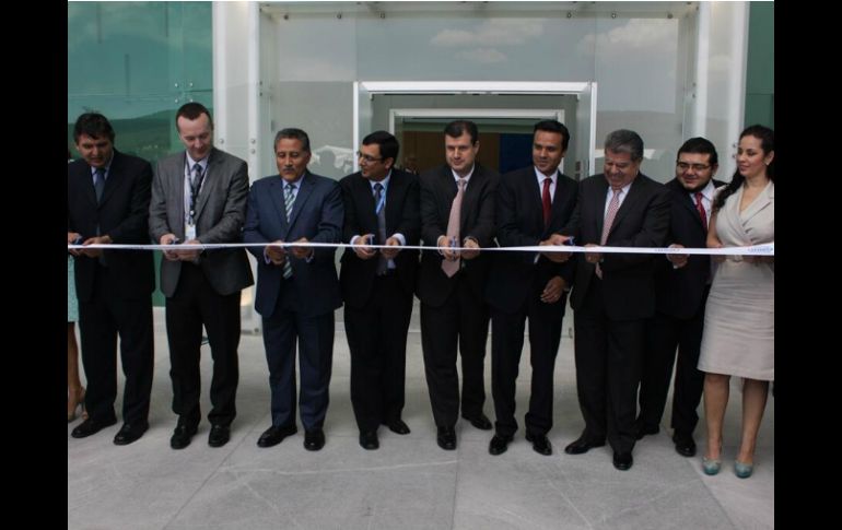 Al evento fueron Héctor Robles, Arturo Zamora y el subsecretario de Industria y Comercio, José Rogelio Garza. Imagen tomada de @SE_mx. ESPECIAL /