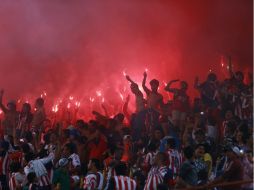 Los uniformados fueron superados en núimero por los aficionados y por ellos los atacaron durante el partido. ARCHIVO /