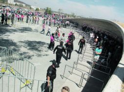 Taquillas del Omnilife. El incidente del sábado pasado no desalentó a la afición, que ayer compró boletos entre vigilancia policial.  /