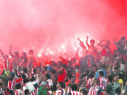 Inicio del conflicto. Los asistentes del sábado con las bengalas; algunas fueron lanzadas contra otros aficionados y originó la riña.  /