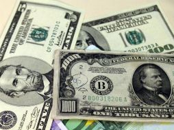 El tipo de cambio para solventar obligaciones denominadas en moneda extranjera pagaderas en el país es de 13.0837 pesos. ARCHIVO /