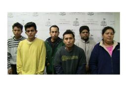 Las personas detenidas fueron arraigadas para continuar con las investigaciones. Foto: @FiscaliaJal. ESPECIAL /