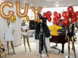 La muestra incluye desde un bañador escotadísimo a una recreación de la escultura que preside la exposición 'The Art of Brick'. AFP /