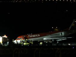 El piloto logró que el avión aterrizara con sus llantas traseras. EFE /