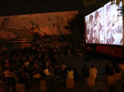 Personas de pie, sobre el suelo, en bicicletas y sentadas en las sillas dispuestas frente a la pantalla gigante disfrutaron la historia  /