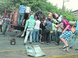 En Táchira, un grupo de manifestantes hurta cilindros de gas de un camión repartidor como otra manera de desafiar al régimen de Caracas  /