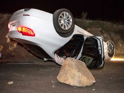 El deslave, a causa de las réplicas, ocasiona la volcadura de un automóvil, cuyos ocupantes tuvieron heridas leves. AP /